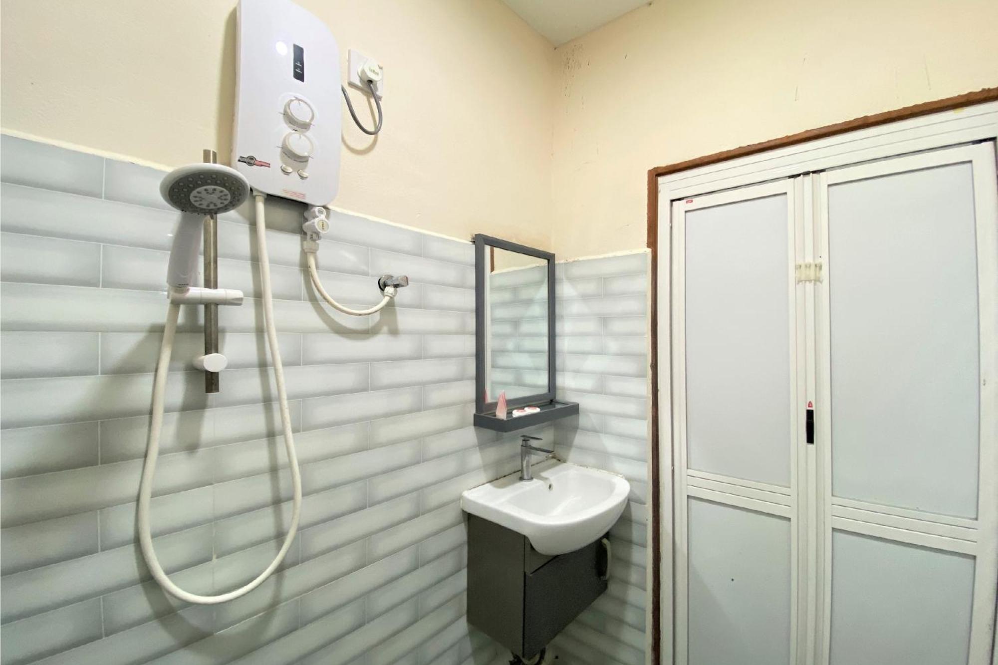 Oyo 90205 Bayu Sintok Motel Чанглун Екстериор снимка