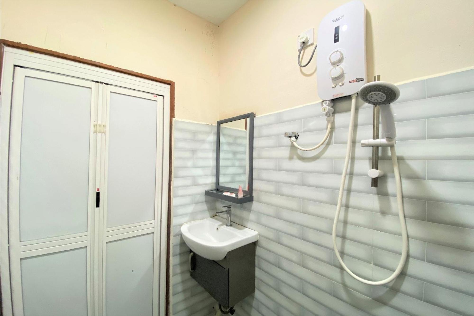 Oyo 90205 Bayu Sintok Motel Чанглун Екстериор снимка